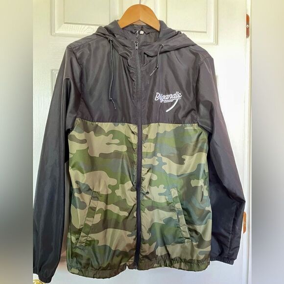 LIGHT WEIGHT WIND BREAKER IN BLACK AND CAMO M EUC - Picture 1 of 5